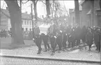 Fru Sigrid Focks (maka till dåvarande K 3 löjtnanten Hans Fock) begravning maj 1930 i Skövde kyrka. Kistan bärs av elever i Hans Focks furirskola.