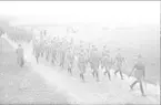 På marsch från kasern till fältgudstjänst i Dunkehall. Soldaterna iklädda uniform m/1910 och mössa m/ä.