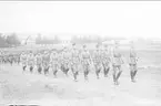 På marsch från kasern till fältgudstjänst i Dunkehall. Soldaterna iklädda uniform m/1910 och mössa m/ä.