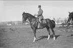 Asp. på tilldelad häst på fältet öster K 3 kasern.