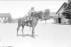 Sabelfäktning till häst på K 3 kaserngård. Ryttaren i uniform m/1910, hästen i full fältutrustning.