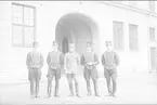 Livhusarer i uniform m/1895 (m/ä) och m/1923 utanför valvet vid K 3