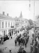 Löjtnant Charles William Dicksons begravning 12 augusti 1916. Begravningsföljet på kyrkogatan mellan kyrkan och Sandtorget.