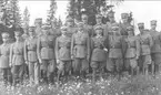 Deltagarna i kavalleriövning i Tornedalen i övre Norrland år 1937. I främre raden från vänster: A Vogel, J Hallenborg, B Reuterskiöld, J Åkerhielm, A Douglas, G Gyllenstierna, H Peyron, Å Höök, D Hermelin, I Jahn, S Littorin. I bakre raden från vänster: F Gärdin, H G:son Lagercrantz, B Uggla, P Janse, E Wallqvist, G Bergenstråhle, N Malmström, R Fredholm. Ej närvarande P Hj Bauer.