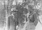 Militärbefälhavaren general Sven Colliander i samspråk med f.d. majoren vid Smålands husarer, sedermera akademistallmästaren Percy Hamilton. Båda mycket duktiga dressyrryttare.