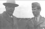 Ryttmästare Kjellberg i samspråk med Percy Hamilton, f d major vid Smålands husarer i Eksjö, sedemera akademistallmästare i Uppsala.