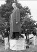 Invigning av Karolinermonumentet i Märsta. Herr John Wallenberg hälsar å bygdens vägnar allmänheten och militär välkommen till avtäckningshögtidligheten.