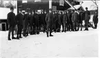 Officersaspirantskolan vid K 3 i Skövde 1929-30. Vinterövningar i Duved 1930, aspirantskolan samlad utanför förläggningen.