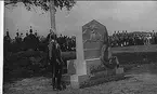 Invigningen av regementets minnessten på Sanna hed den 1 Augusti 1920. H K H bjuder täckelsen falla.