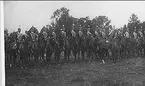 Invigningen av regementets minnessten på Sanna hed den 1 Augusti 1920. Riktryttare i Fuxtroppen var officersvolontä Carl-Otto Silfverschiöld, vid dennes vänstra sida volontär 14/4 Littorin på 25/4  