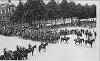 Förbimarsch vid Erik Ugglas skola för Konungen. (2  skvadronen, Ryttmästare Harry Hedenstierna.)