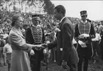 1933 - 1951. Ryttartävlingar i Skövde 1951. Prinsessan Sibylla delar ut pris till Anders Gernanth, senare känd ridsportskommentator i TV. I bakgrunden överste Bergenstråhle och löjtnant Magnus Fornell.