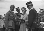 1933 - 1951. Ryttartävlingarna i Skövde 1951. Prinsessan Sibylla i samspråk med ryttmästare Gösta Boltenstiern, ryttmästare Claes von Essen och överste Gösta Bergenstråhle.