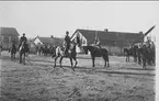 1933 - 1951. Skvadronchefen Stig Aaby-Ericsson på Handy, saluterar regementschefen, som rider längs regementets front.