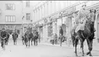 Parad genom staden. Standaret förs av löjtnant M. Wernstedt. Melker Wernstedt, officer vid K 3 1932 - 1940.