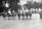 Livhusarer på resa och kommendering. Les officers étrangers. Capit. Short Ameri, capit Rodzanko Russe, capit Béron Bulg, Lieut, Cronstedt, Suéd, Lieut Lewenhaupt Suéd, Lieut Mostitch Serb, Soslieut. Dan pao Tchao. Chin.