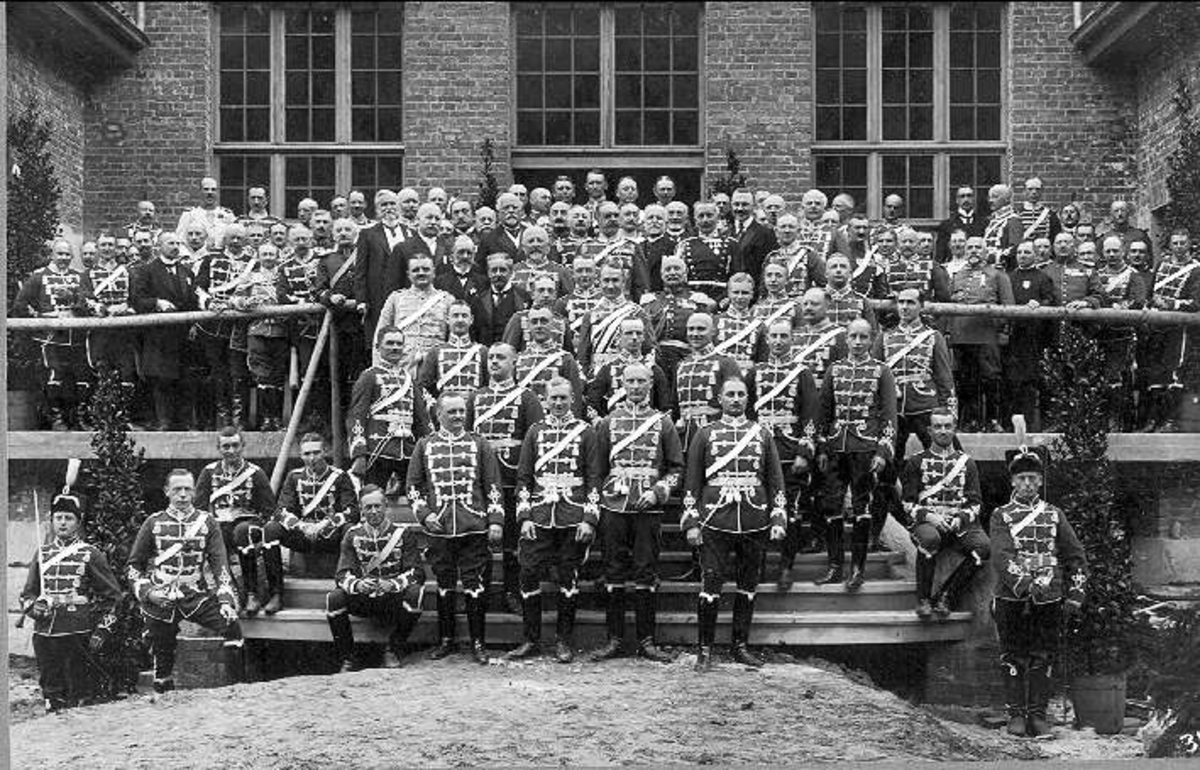 Livhusarer på resa och kommendering. Officerskåren med "alte herren" vid jubeleumsfäst. Ryttarmästare Greve C. PH. Klingpors kommendering vid husaren- regiment landgraf Fredrik II von Hessen -Homburg n:o 14 i cassel 1913.