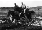 Nedanstående kavalleriofficerare avlade officersexamen på Karlberg 1923 och gick därefter ridskolan på Strömsholm 1924-25. Carl-Axel Stackelberg K 1, Sven Littorin K 3, Nils Frost K 4, Sven Axel Torén K 5, Carl Otto Smith K 6, Erik Wikland K 6. Jaktritt, det är inte mycket kvar av hindret!