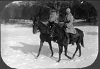 Nedanstående kavalleriofficerare avlade officersexamen på Karlberg 1923 och gick därefter ridskolan på Strömsholm 1924-25. Carl-Axel Stackelberg K 1, Sven Littorin K 3, Nils Frost K 4, Sven Axel Torén K 5, Carl Otto Smith K 6, Erik Wikland K 6. Ute på promenad.