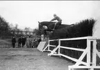 1. årseleverna på Strömsholmskursen på tävlingsresa till Stockholms fältrittklubbs tävlingar på Gärdet i Stockholm. Strömsholm 1910-11.