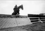 1. årseleverna på Strömsholmskursen på tävlingsresa till Stockholms fältrittklubbs tävlingar på Gärdet i Stockholm. Strömsholm 1910-11.