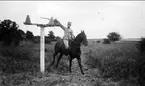 Sabelfäktning till häst på Österängen, Strömsholm 1910-11. Sjön Freden i bakgrunden.