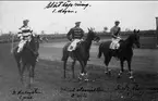 Strömsholm 1910-11. Slätlöpning 1. Tävlingsdagen i Malmö? Från vänster i bild: Underlöjtn Georg Malmsten K 6 - 1. pris, underlöjtn J Robert Hamilton K 3 - 2. pris, ryttm Fredrik Rosencrantz K 6 - 3. pris.