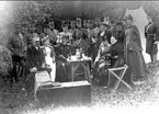 Gruppbild militärer och civila. Sommarmarsch till Tibro, förläggning för Ing 2 (bivack) 1893.