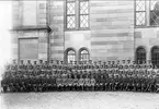 Gruppfoto ingenjörkåren, utanför kyrkan år 1927.