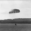 Uppvisningar från Fallskärmsjägarskolans dag år 1964 på Flugebyn, Karlsborg.