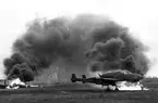 F6 Karlsborg 1955. Fällningsförsök med brandbomber på Kråks skjutfält där bl.a några flygplan A 21 fick utgöra mål.