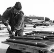 F6 Karlsborg 1958. Vapentekniker Aggestig klargör 6,3 cm övningsraketer.