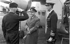 F6 Karlsborg 1958. Chefen västtyska flygvapnet generallöjtnant J. Kammhuber m. flera anländer till F6 i en Pennbroke där general Bjuggren tar emot gästerna.