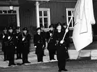 F6 Karlsborg 1959. Fanvakt utanför kanslihuset. Fanbärare: Fanjunkare Anders Dahlgren.