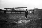 Karlsborg 1922. Löjtnanten vid I7 Axel Jungdahl landar på Heden med flygplan Albatros NAB 9. Fästningen ses i bakgrunden.