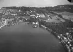 Karlsborg 1934. Sjöflygstationen med 2 tälthangarer vid stranden av Karlsborgsviken. Inringad: Dambadhuset.