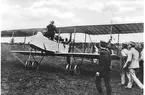 Chevillard och Cederström efter provflygning med Farman flygplan på Malmen 1914.