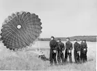 Fallskärmsjägarskolan Karlsborg i slutet av 1950-tal.Landning.