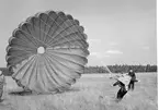 Fallskärmsjägarskolan Karlsborg i slutet av 1950-tal.Landning.