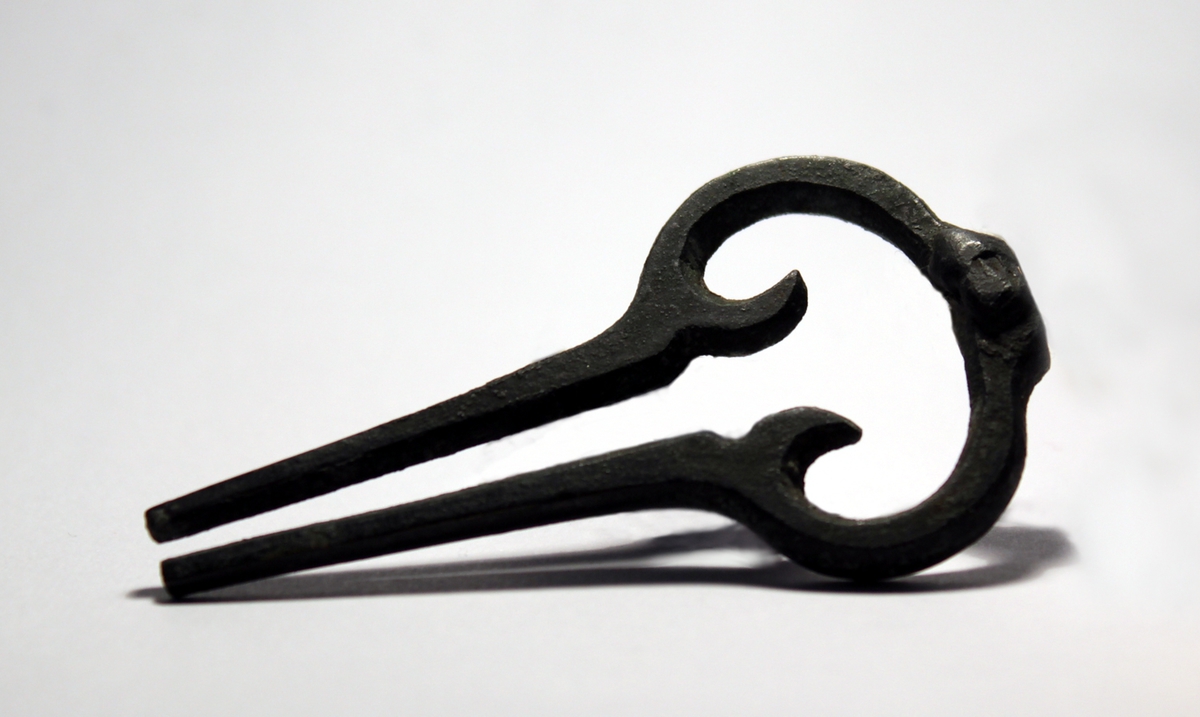 Munnharpe A og B har lik hovedform. Både ramme, armer og bøyle har samme utforming. Rammen har en forseggjort utforming med snirkler som kan assosieres med rosemaling. Harpe B har i tillegg en fjør.