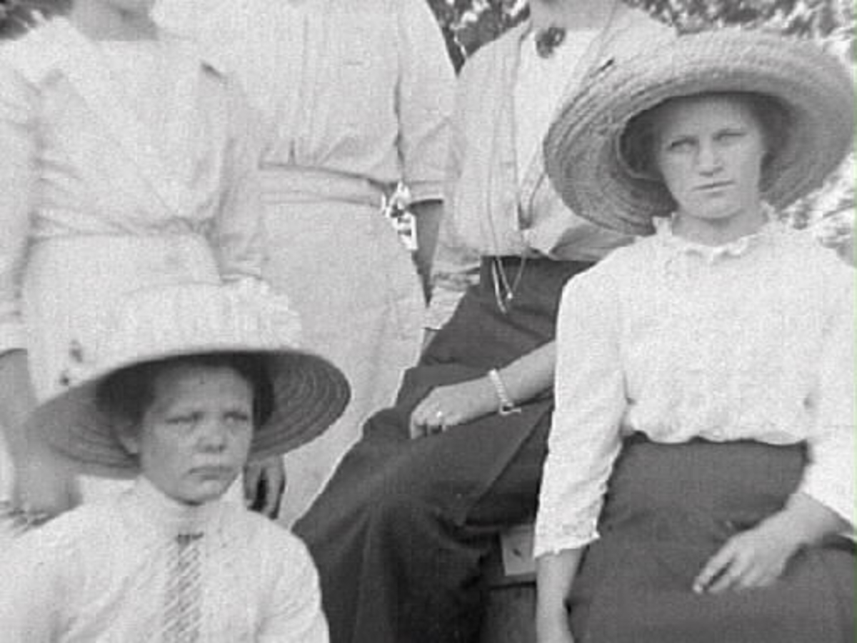 Gruppbild med kvinnor fotograferade utomhus. De bär stora hattar.  Sittande fr vänster Signe Sikén f 1898, Anna Siken född 1893. Översta raden fr vänster: Augusta Börjesson Brunared f 1888, Lydia Sikén f 1900, Ellen Sikén gift Börjesson f 1898.