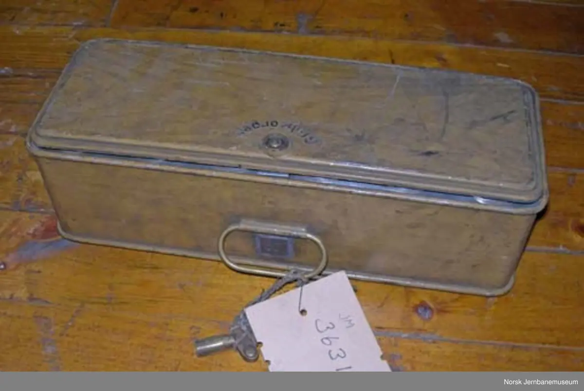 Karbidlampe : metalleske med utstyr