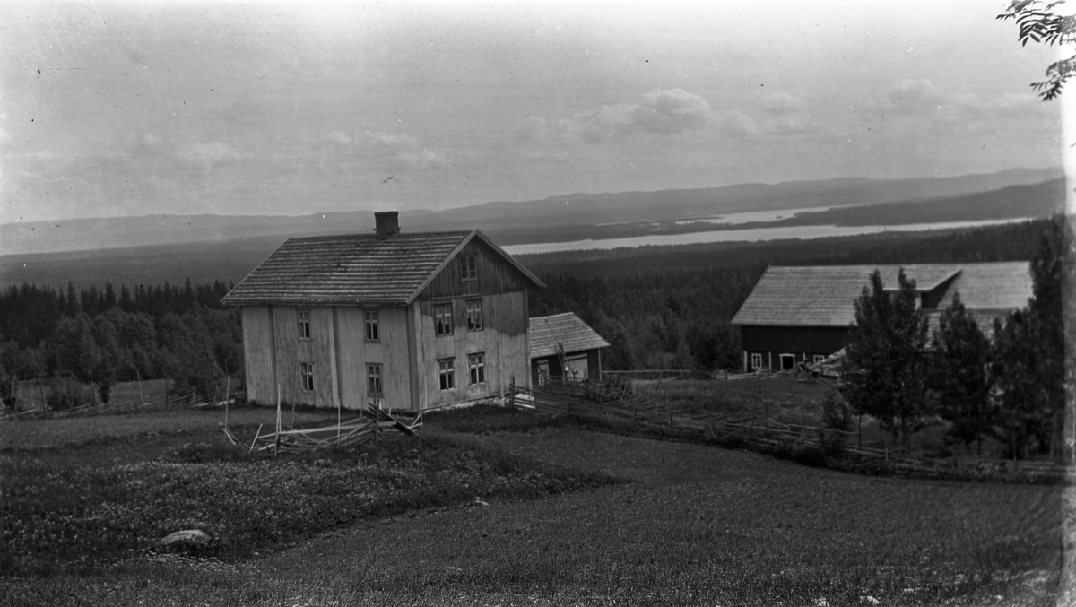 Fra Solvoll i Vestre Toten. Bruket er Øvre Valleseter eller Østre Furuset. I bakgrunnen ser man Skjelbreia nærmest, Einavatnet med Skavangen og Brurholmen lenger bak.