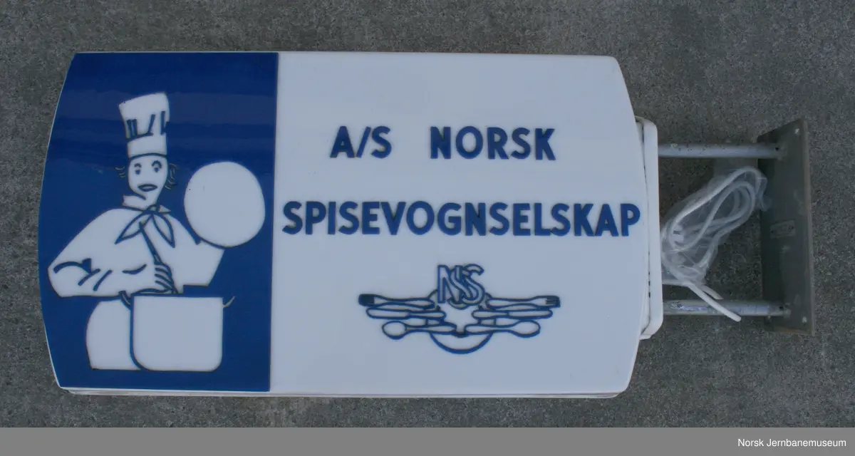 Lysskilt fra Jernbanerestauranten på Hamar stasjon. Produsert av IFA, Norge