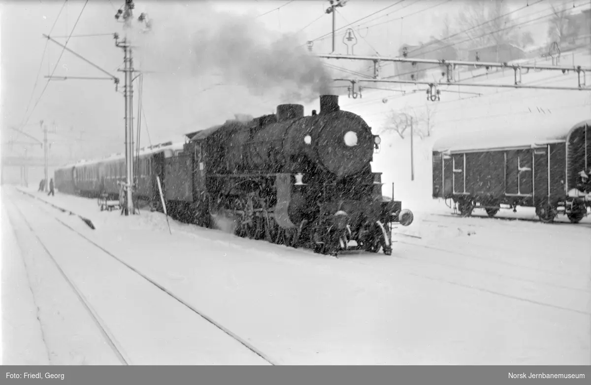 Damplokomotiv type 31b nr. 402 foran påsketog til Mjølfjell på Voss stasjon