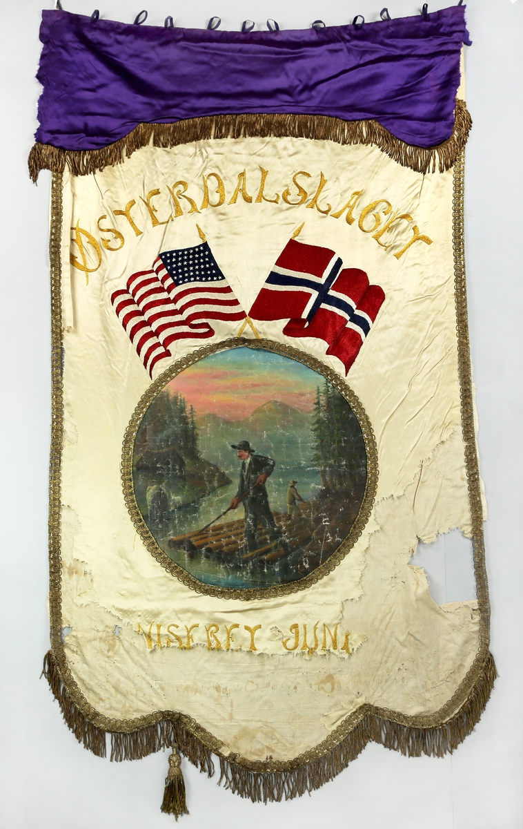 En tømmerfløter i elva, med skog og fjell i bakgrunnen og en solrød himmel. Over dette malte motivet er det amerikanskje og det norske flagget