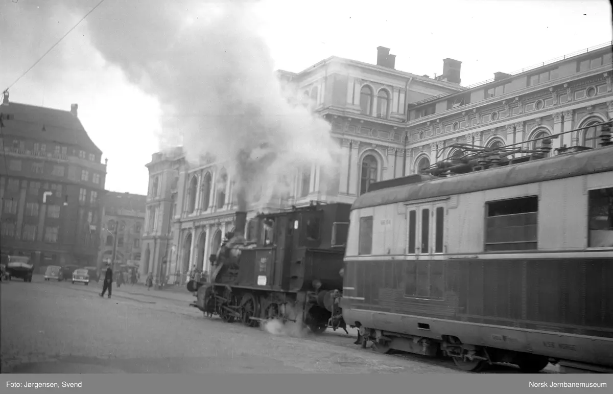 NSB damplokomotiv type 25d nr. 420 med et motorvognsett type 66 på Havnebanen utenfor Oslo Ø