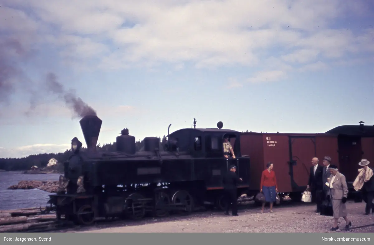 Blandet tog 2051, trukket av damplokomotiv nr. 4 "Setskogen", har ankommet dampskipsbrygga på Skulerud stasjon