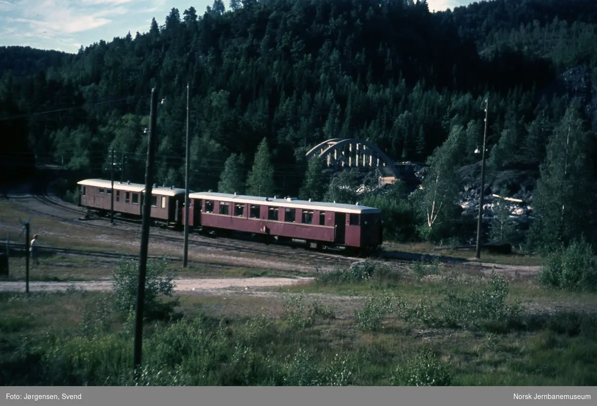 Persontog 2654 på Iveland stasjon