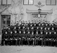 Grupporträtt av elever vid vice korpralskolan på F 2, 1944. Vid F 2 kanslibyggnad.